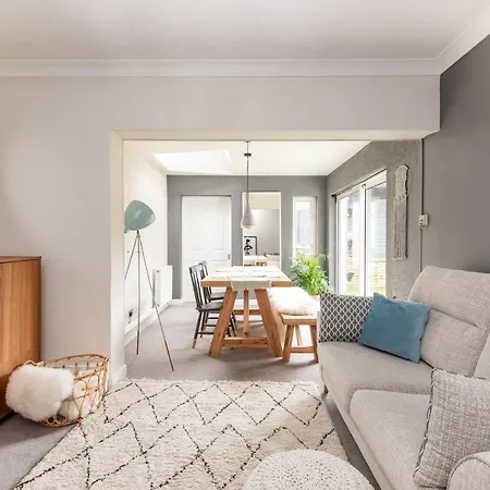 Modern, Deceptively Spacious, Beautifully Bright! 펜션 요크