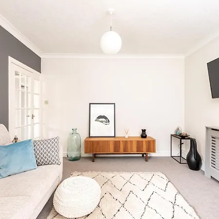 Modern, Deceptively Spacious, Beautifully Bright! * 요크