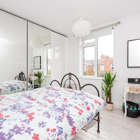 Modern, Deceptively Spacious, Beautifully Bright! 펜션 요크