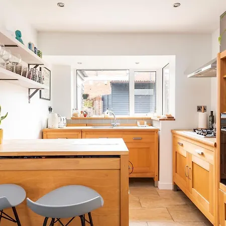 Modern, Deceptively Spacious, Beautifully Bright! 펜션 요크