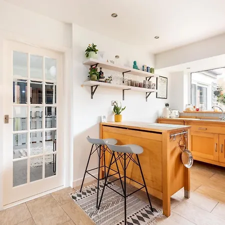 Modern, Deceptively Spacious, Beautifully Bright! 요크